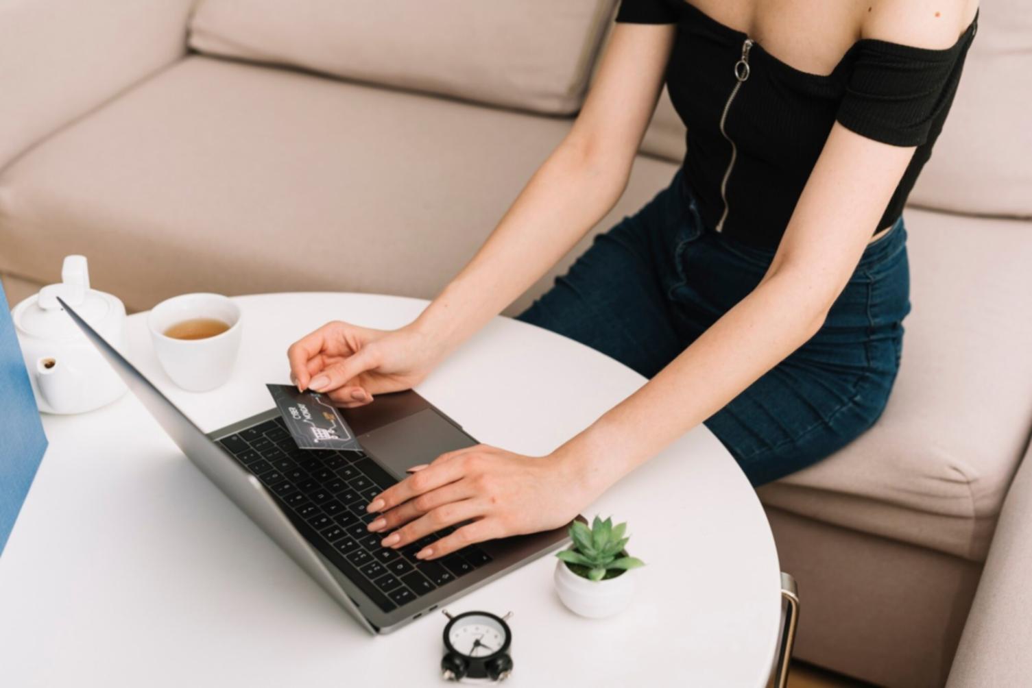 Espace de formation avec équipements modernes et environnement d'apprentissage professionnel